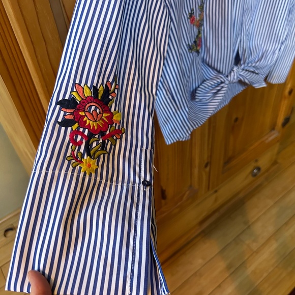 Davi & Dani Top Blue White Floral Embroidery Long Sleeve Knot Waist Women's L - Picture 7 of 10